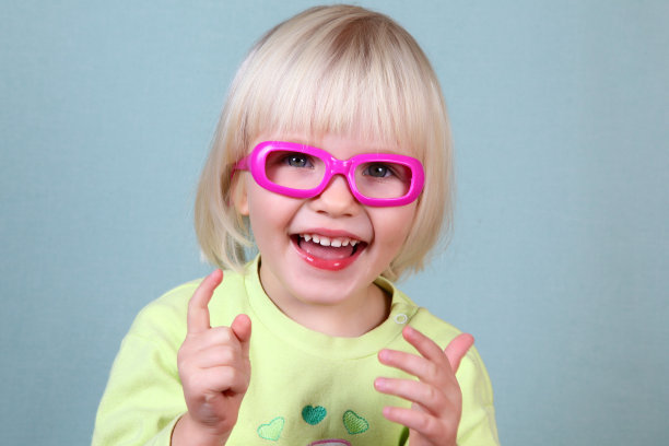 可爱的女孩伸出她的手指图片下载