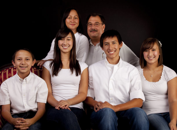 全家福坐在黑色背景图片下载