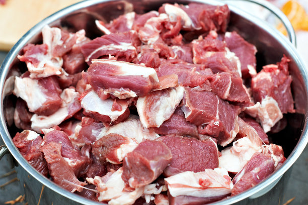 在锅里切肉做肉饭图片下载