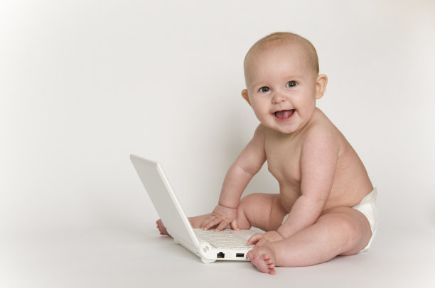 快乐宝宝玩迷你笔记本电脑图片下载