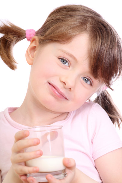 小女孩喝着牛奶图片下载