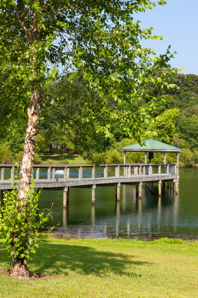 湖上的码头和凉亭图片下载