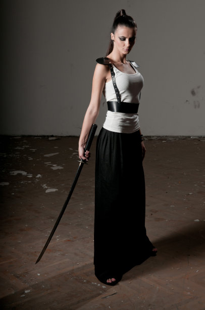 女人挥舞着刀图片下载