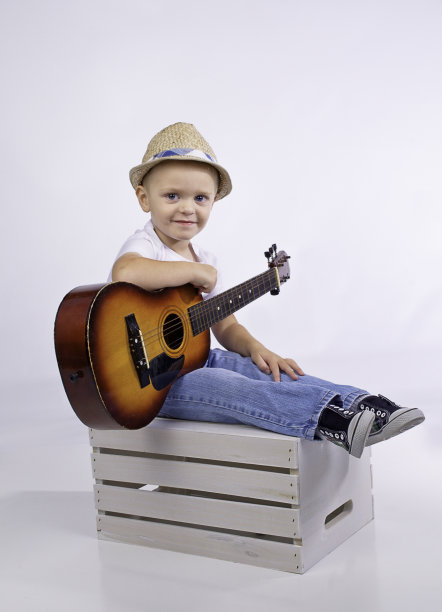 男孩吉他。图片下载