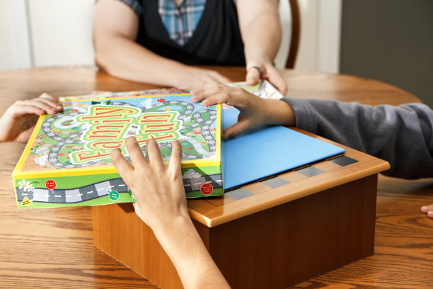 家庭选择棋盘游戏玩图片下载