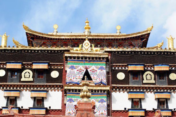 著名喇嘛庙的金色屋顶图片下载