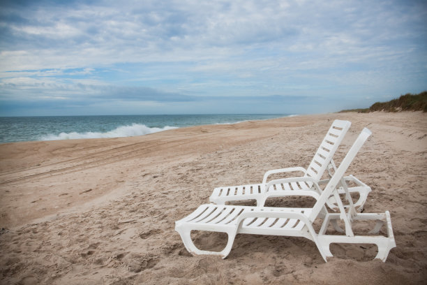 沙滩上的两把空躺椅图片下载