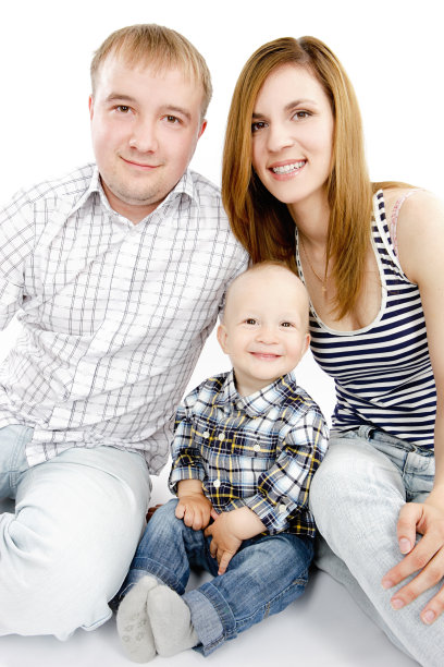 幸福年轻的家庭在白色图片下载