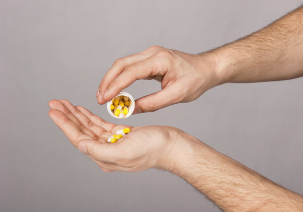 手中的药丸图片下载