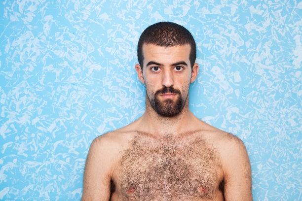 年轻严肃的男人肖像图片下载