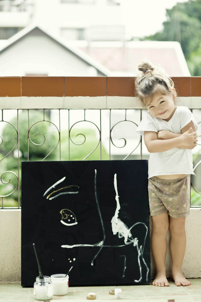 女孩画一幅画图片下载