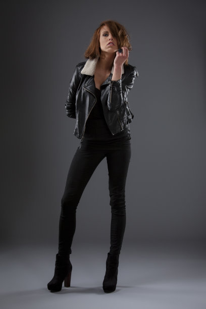 穿黑衣服的女汉子图片下载