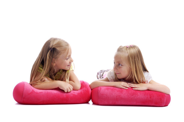 女孩们躺在地上，面面相觑图片下载