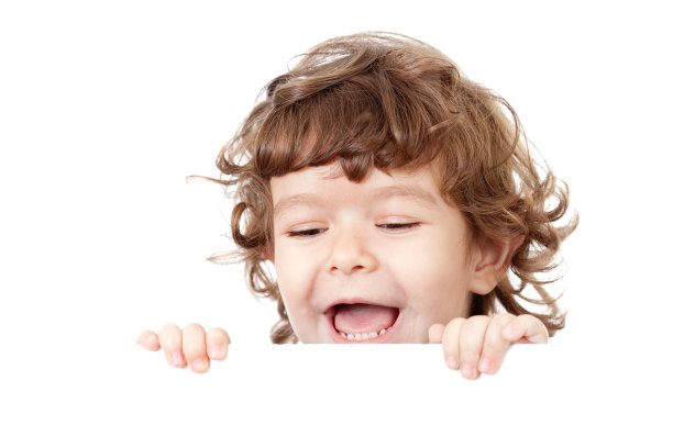 卷毛滑稽的孩子拿着空白的广告横幅图片下载