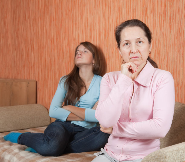 母亲和十几岁的女儿在吵架图片下载