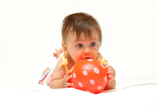 抱球的小女孩图片下载