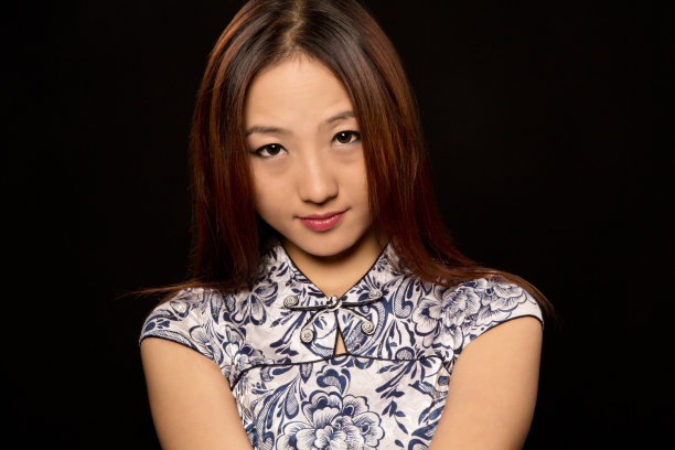 年轻的亚洲妇女，典型的中国服装优雅图片下载