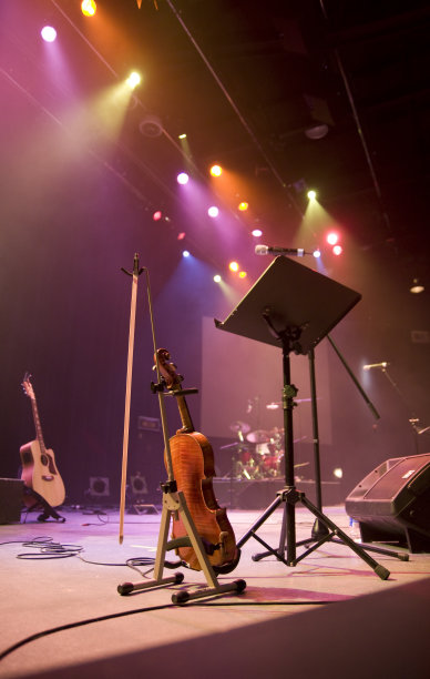 小提琴在舞台上图片下载