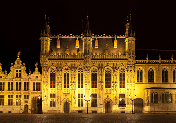 布鲁日的夜晚广场。比利时图片下载