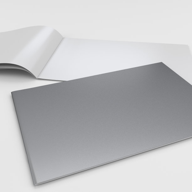 打开笔记本，上面放一个银色的笔记本图片下载