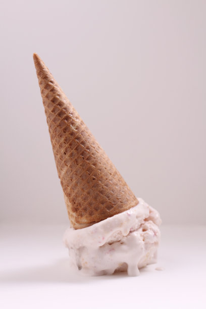 一个倒置的草莓甜筒放在地板上图片下载