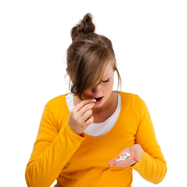 在白色背景下服药的妇女图片下载