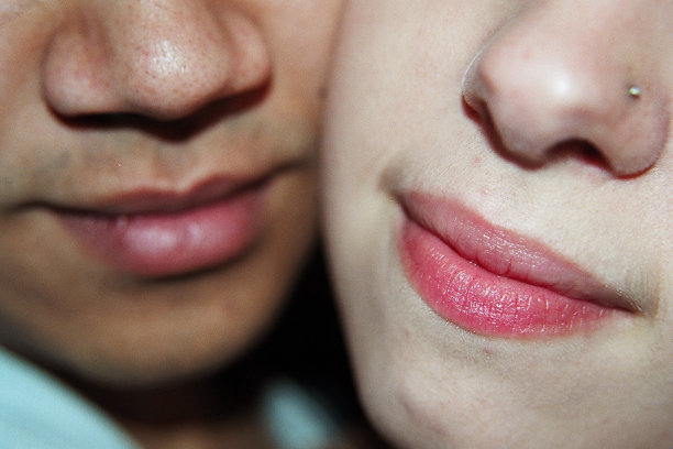棕色皮肤/白色皮肤的嘴唇图片下载