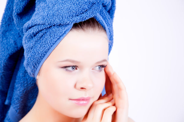 穿着蓝毛巾的年轻女子的美丽肖像图片下载