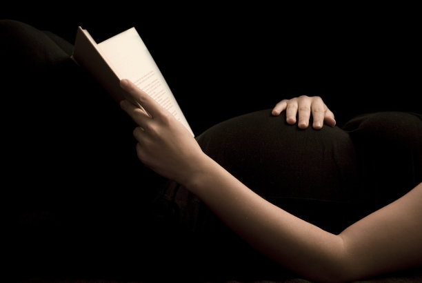 孕妇读书图片下载