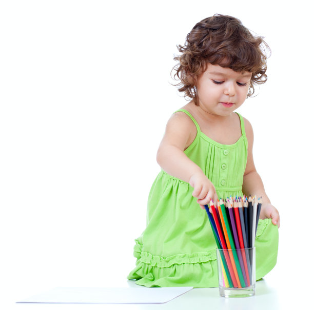 小女孩用铅笔画画图片下载