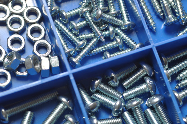 螺钉、螺母和螺栓装在箱体内图片下载