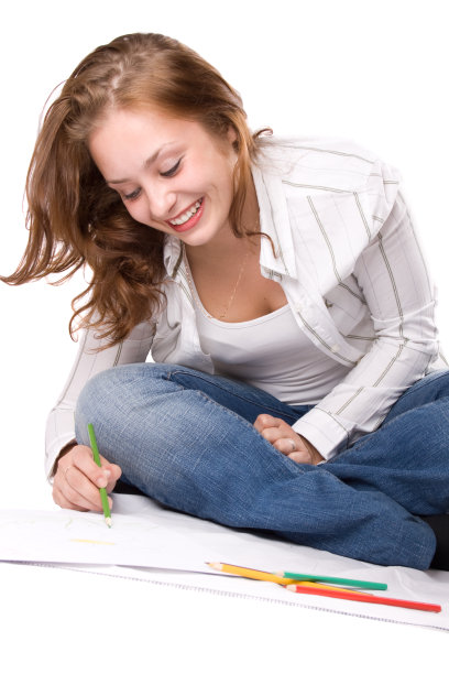漂亮的女孩正在用蜡笔画画图片下载