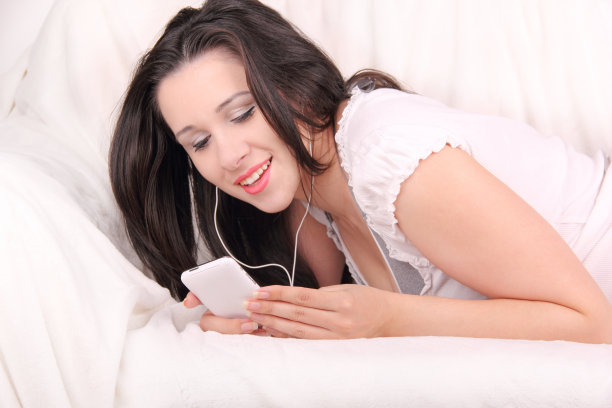 漂亮女孩在家听音乐图片下载