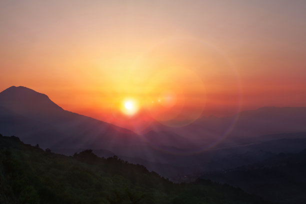 夏天:美丽的日落在绿色的山图片下载