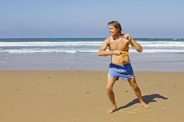 男人玩飞盘图片下载