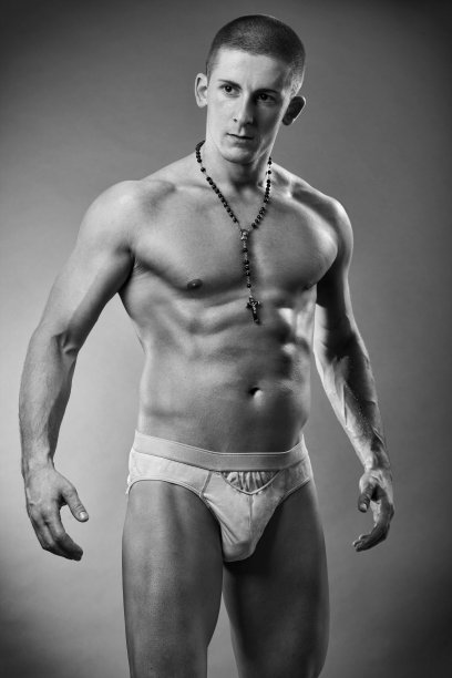 一个肌肉发达的年轻人在摄影棚里的照片图片下载