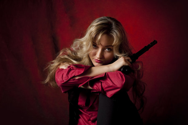 拿着枪的女孩图片下载