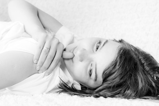 手指在嘴唇。图片下载