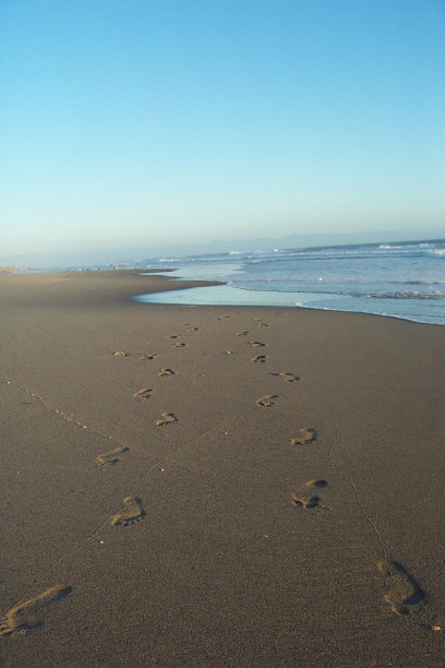 日落海滩的脚印图片下载
