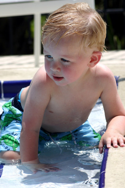 池的男孩图片下载