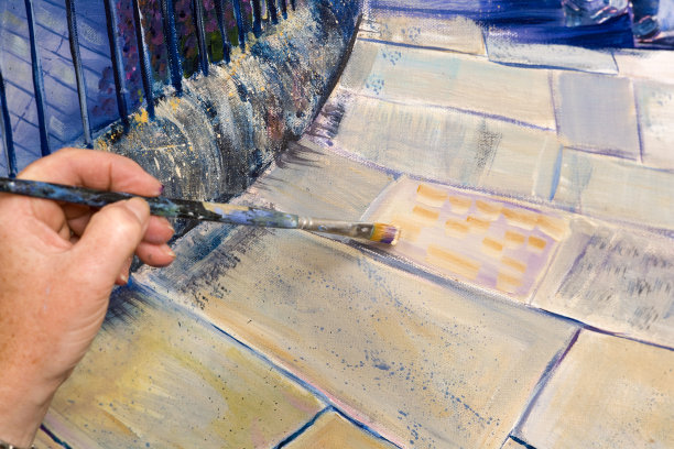 女艺术家在工作绘画一个巨大的丙烯酸艺术品图片下载