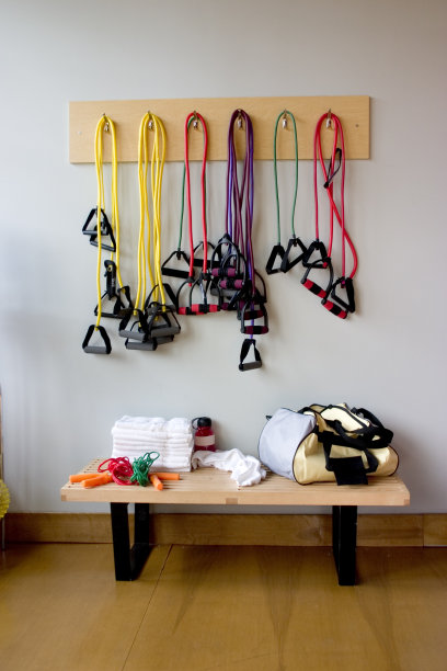 长凳上方悬挂着多种颜色的运动带图片下载