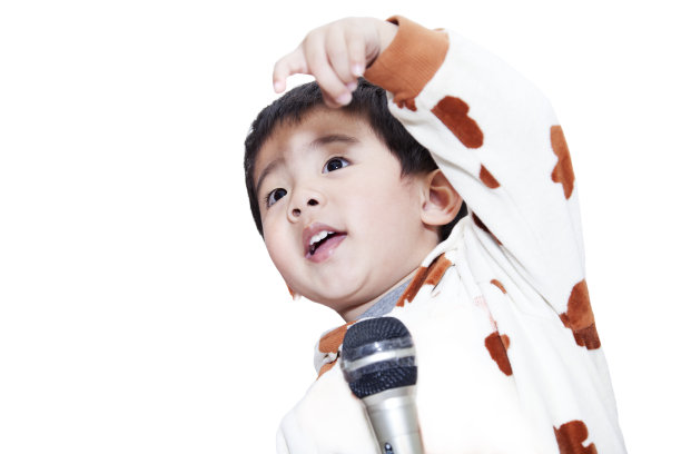 蹒跚学步的孩子唱歌。图片下载