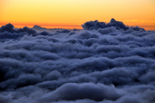 黎明的云和天空——毛伊岛哈雷阿卡拉火山口图片下载