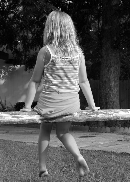 木篱笆上的女孩图片下载