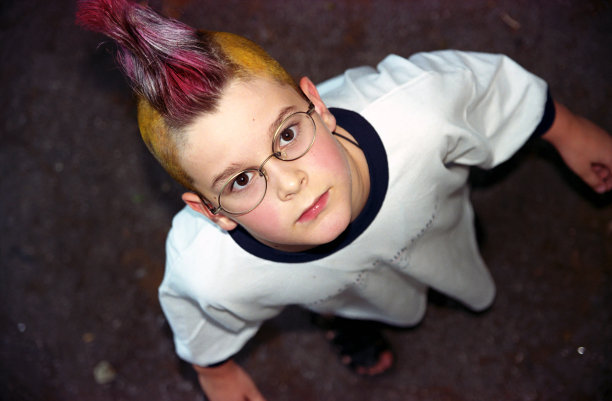 莫霍克族男孩图片下载