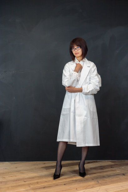 穿着白大褂站在黑板前的女人图片下载