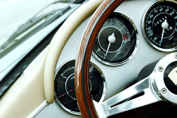 一个方向盘的特写和一些表盘在一个经典的汽车图片下载