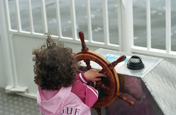 年轻的船长图片下载