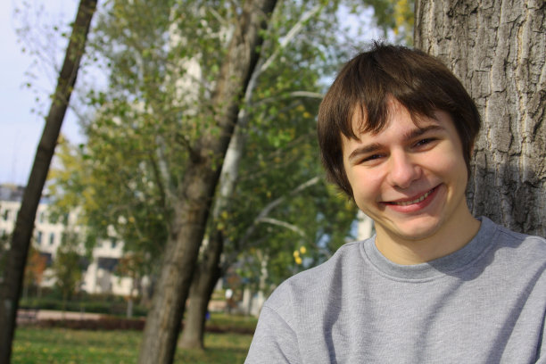 年轻男性微笑图片下载